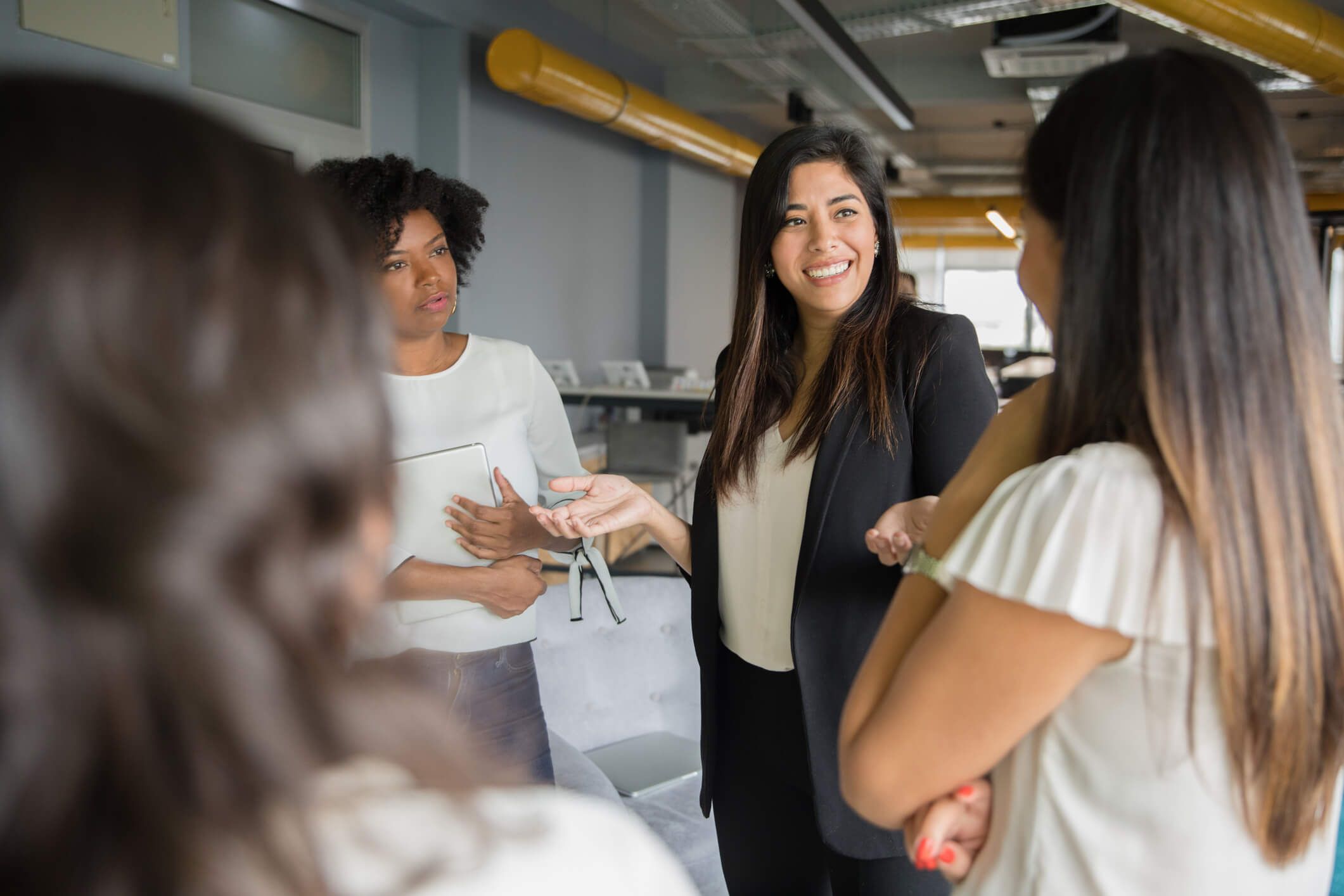 empreendedores famosos: mulheres realizando reunião em escritório